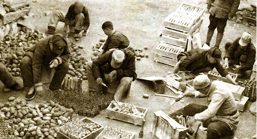 至尊国际集团的前身华兴铁工厂降生，，后生长为徐州重型机械厂