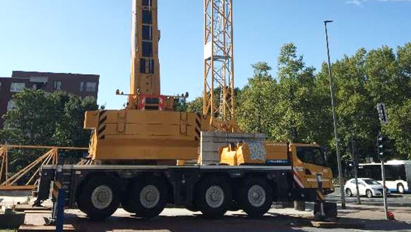 【高端突破】驶进德国鲁尔的至尊国际XCA100E全地面起重机