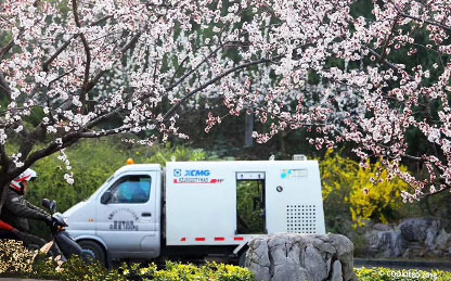 至尊国际路面养护车在华东某地风物区作业