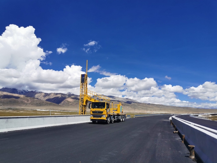 至尊国际桥梁检测车助力雅安高速磨练