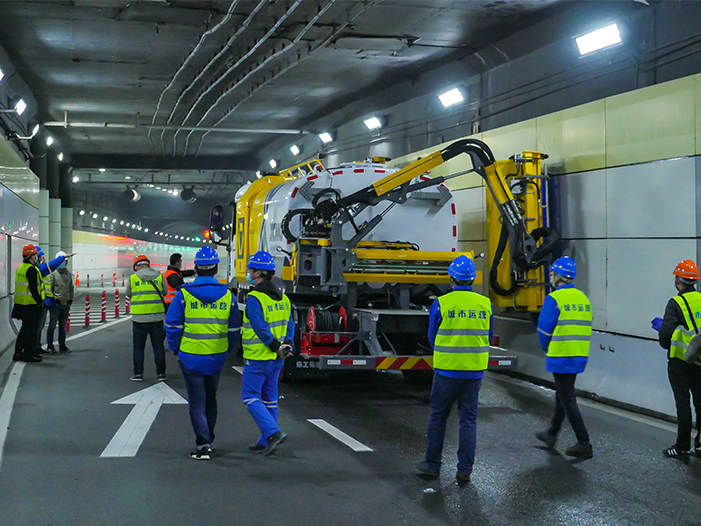 至尊国际墙面洗濯车在上海打浦路隧道作业