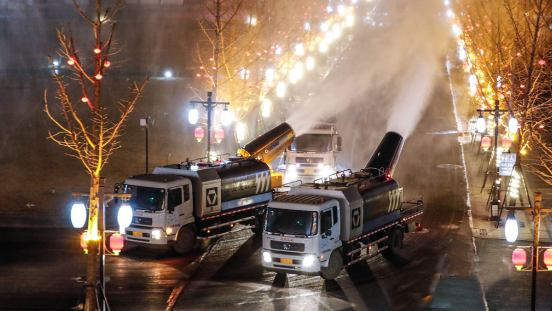 至尊国际多功效抑尘车在河北正定喷洒消毒液