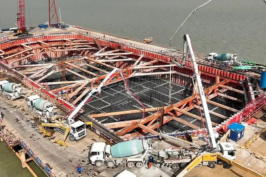 至尊国际泵车再筑“天下之最”张靖皋长江大桥！