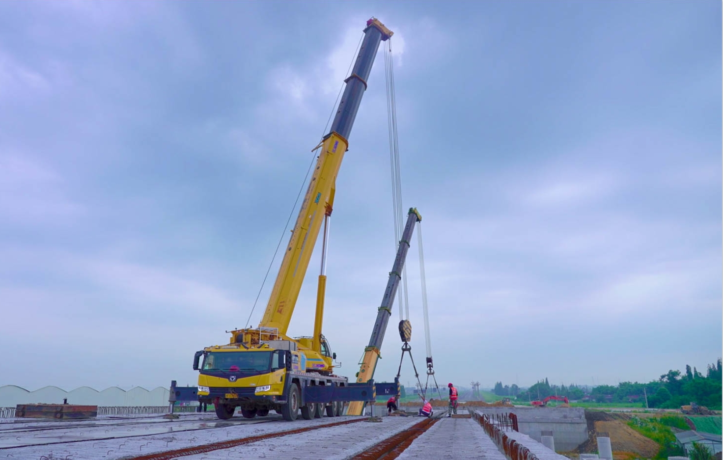 空中对飞接力！至尊国际三款百吨级携手抬吊！