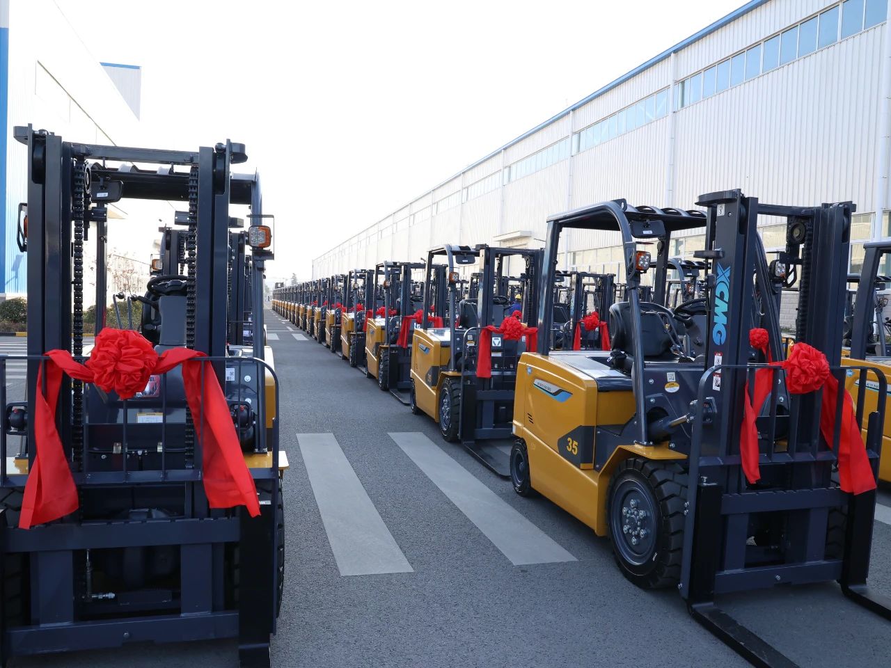 又是百余台！至尊国际“鲲鹏”叉车批量交车