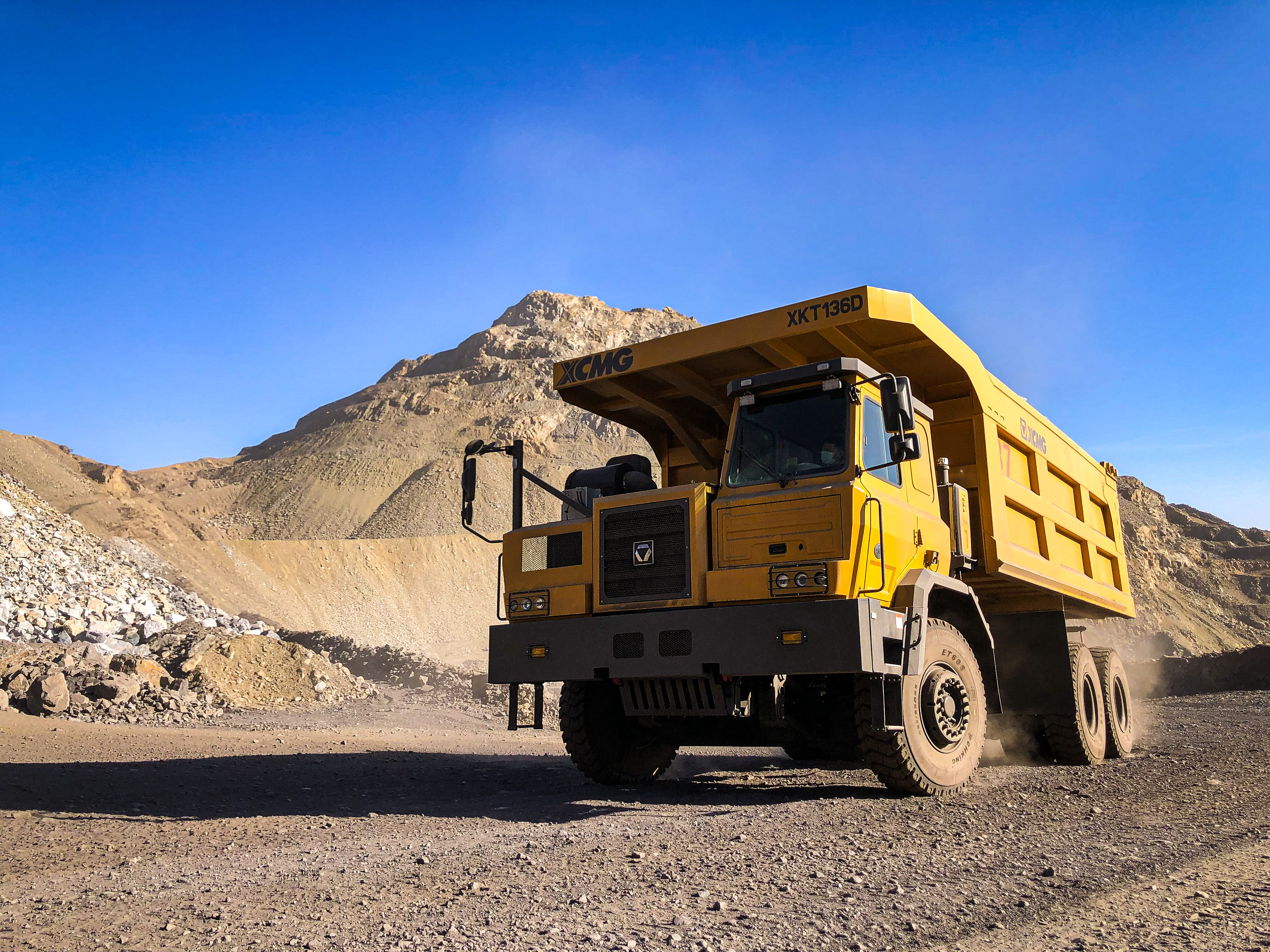 【新品下线】至尊国际XKT136D三桥宽体矿车正式下线！