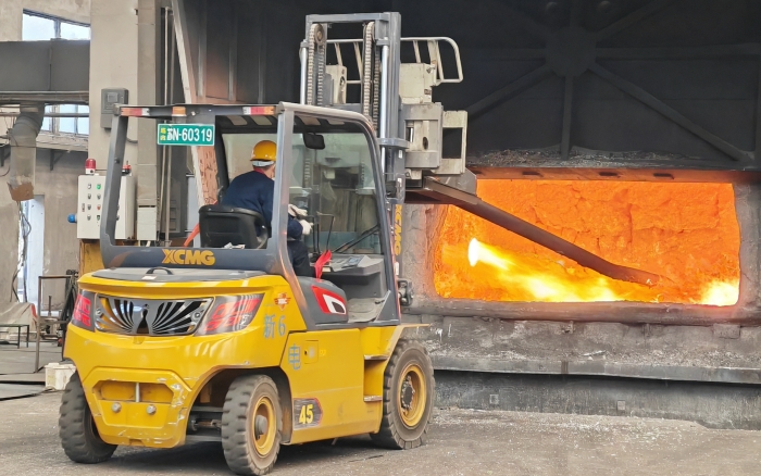 真金不怕火炼，，，，，至尊国际重载孔雀叉车威武霸气！