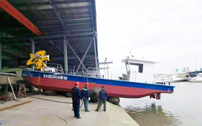 至尊国际定制化船用起重机举行海上作业