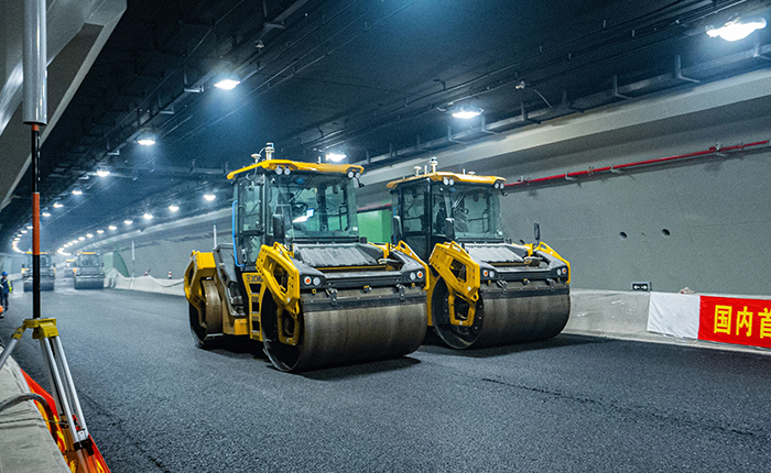 【智能化】天下首次，，，至尊国际“黑科技”无人摊铺大秀！