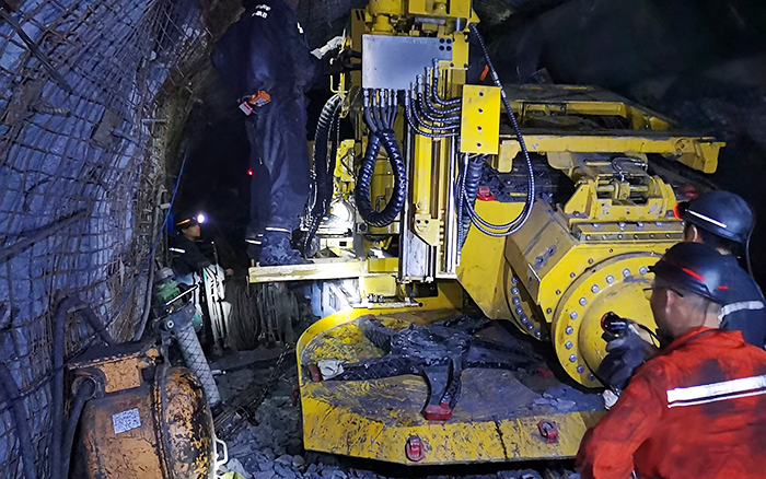 煤矿开采难 至尊国际“机甲兽”来资助