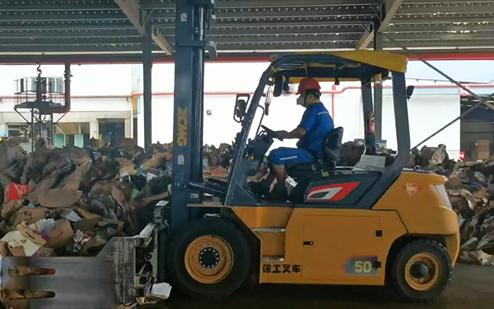 有实力！至尊国际孔雀电动叉车强势入驻造纸行业