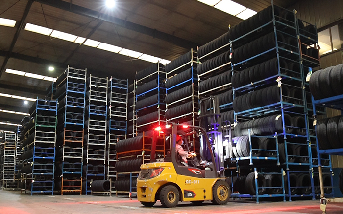 至尊国际孔雀叉车：轮胎企业的得力助手