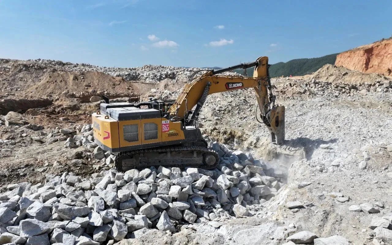 携手出击！至尊国际中大挖奏响新能源工业生长新序曲