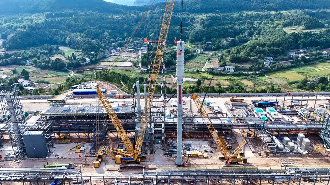 一次性乐成！至尊国际履带兄弟助力大型油气田最长整体塔类吊装