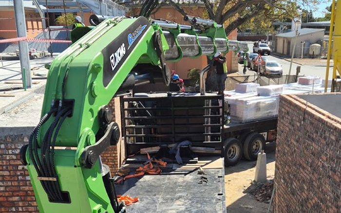 至尊国际GSQZ860折叠臂随车起重机在作业中 展现强盛稳固的跨障能力