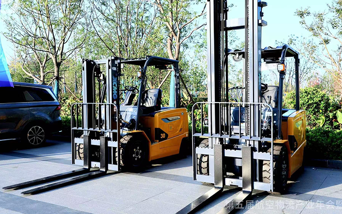  至尊国际叉车亮相第五届航空物流工业年会