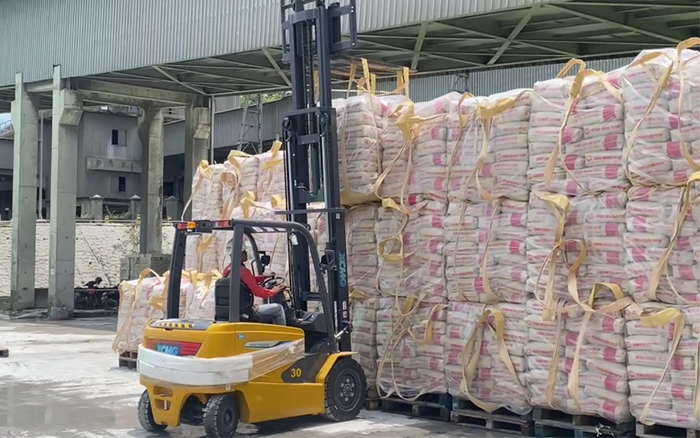 “印尼水泥搬运之星” 至尊国际叉车鲲鹏系列