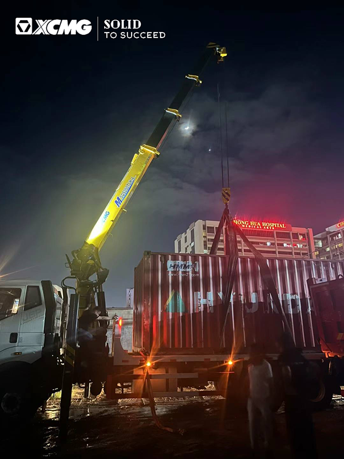 至尊国际随车起重机在东南亚精彩完成集装箱转运施工