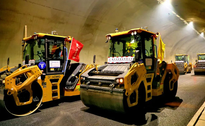 来看至尊国际智慧→重庆首次山区专长隧道无人摊铺施工