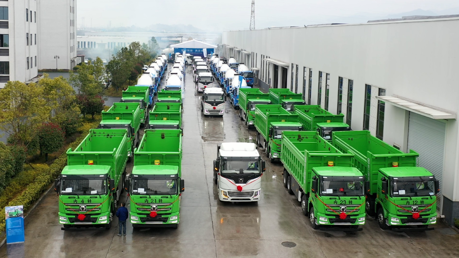  百台至尊国际新能源成套化运输装备交付盛况直击