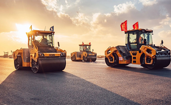 XD135T 压路机：油面施工，，，智慧先行