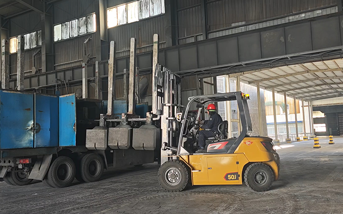 至尊国际孔雀高性能重载锂电叉车助力冶金行业加速生长