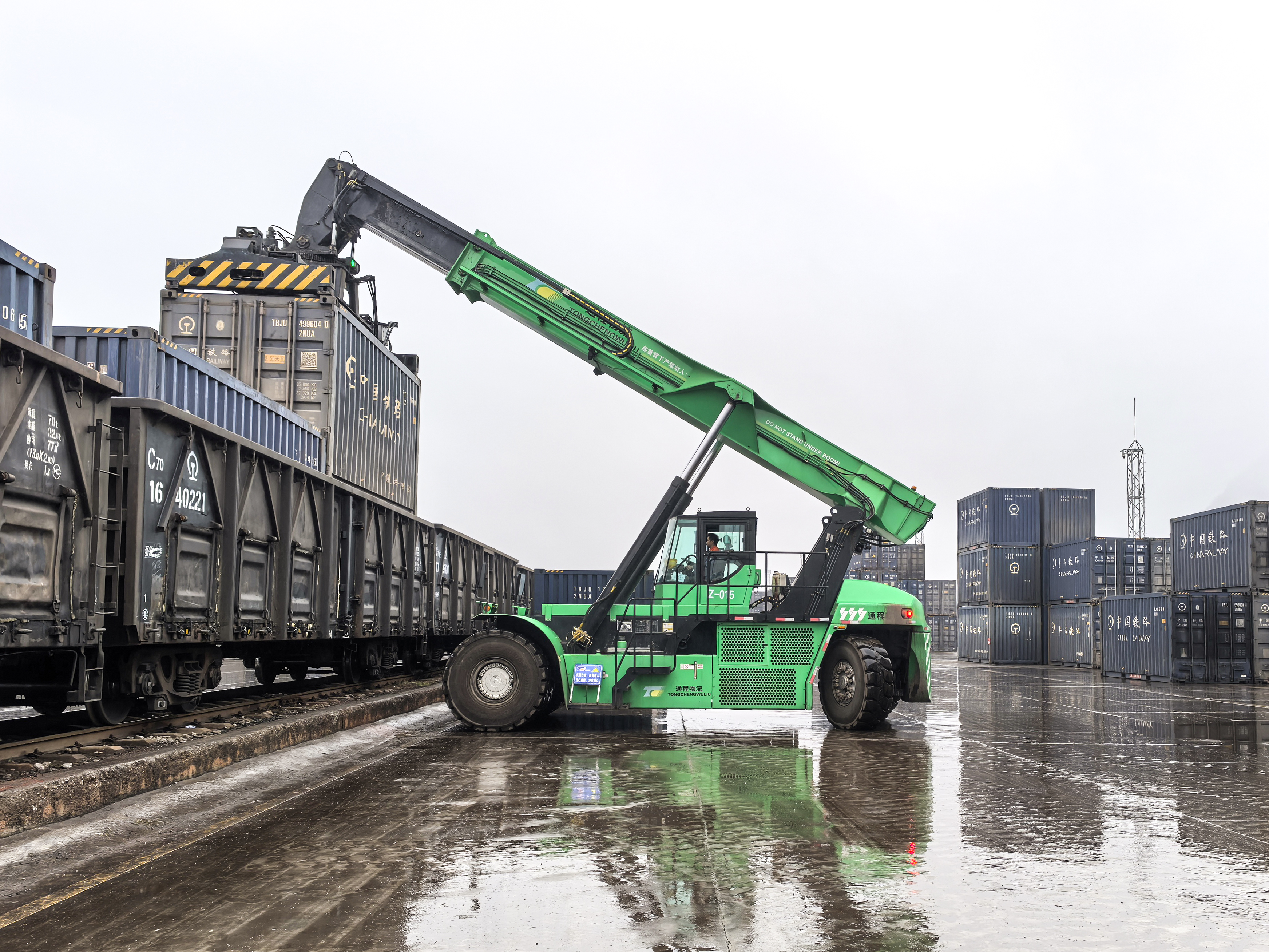 至尊国际纯电动正面吊在华南某铁路货场交出“低碳答卷”