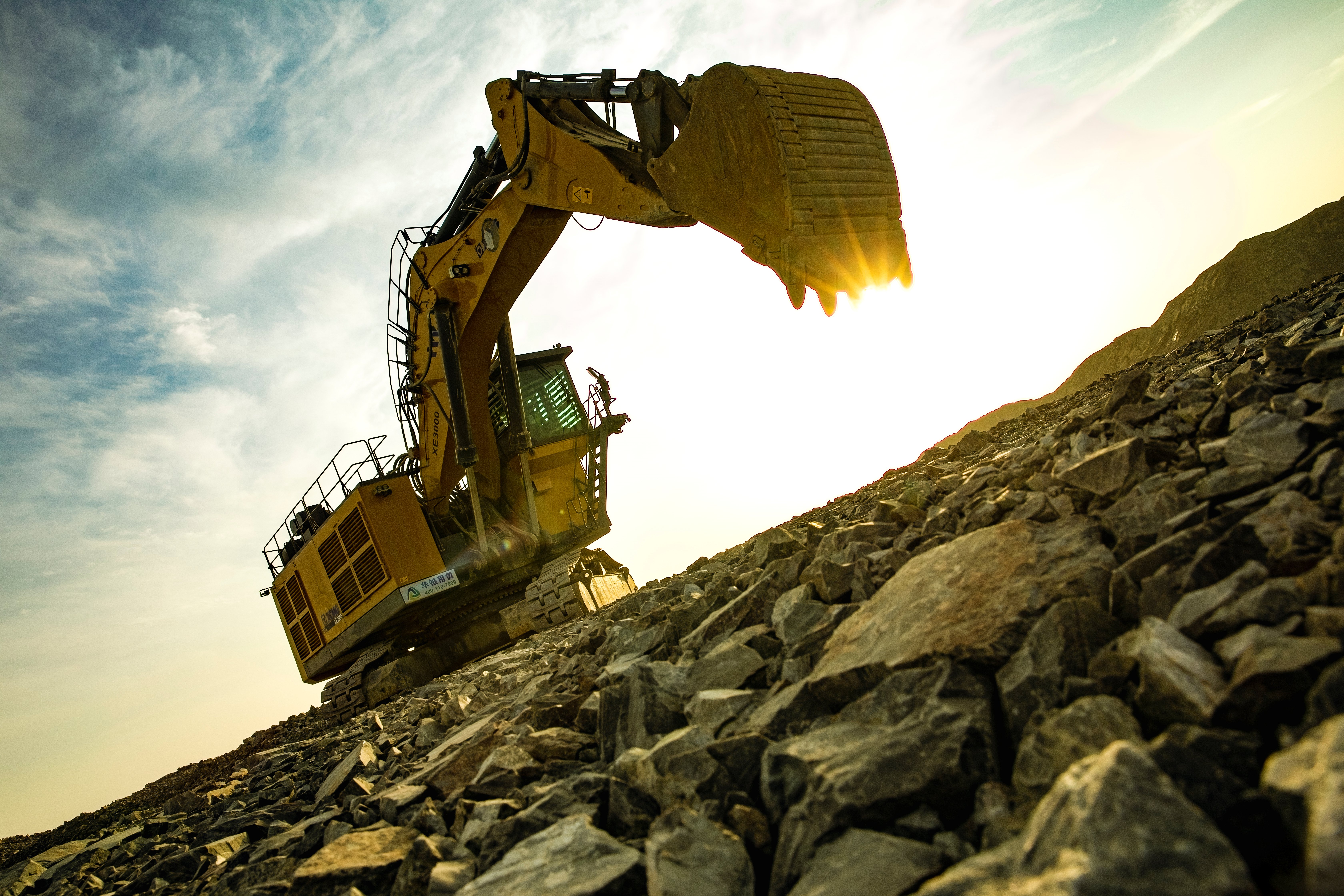 大型露天矿山智选之作，，，至尊国际XE3000矿用挖掘机