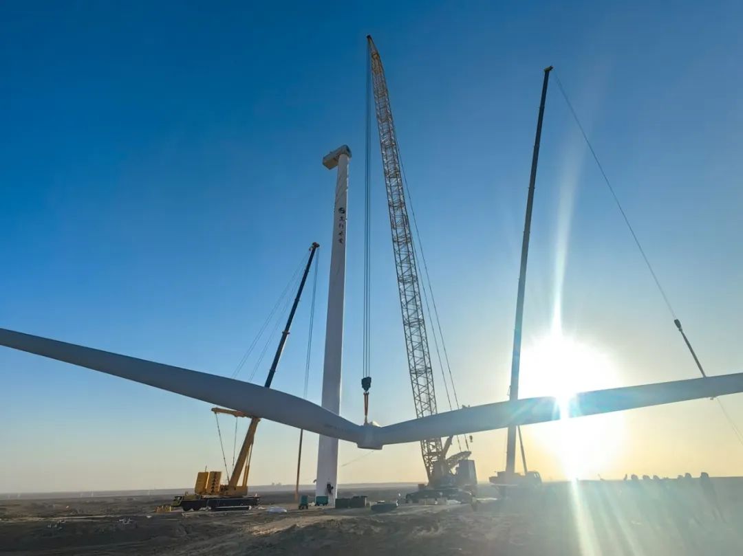 “零误差”！西北沙漠现风电“超等大片”，，，，至尊国际XLC18000M领衔多机协同吊装