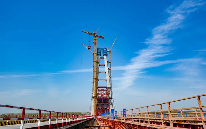 全球最大塔机亮相央视！至尊国际助力马鞍山长江大桥主塔吊装