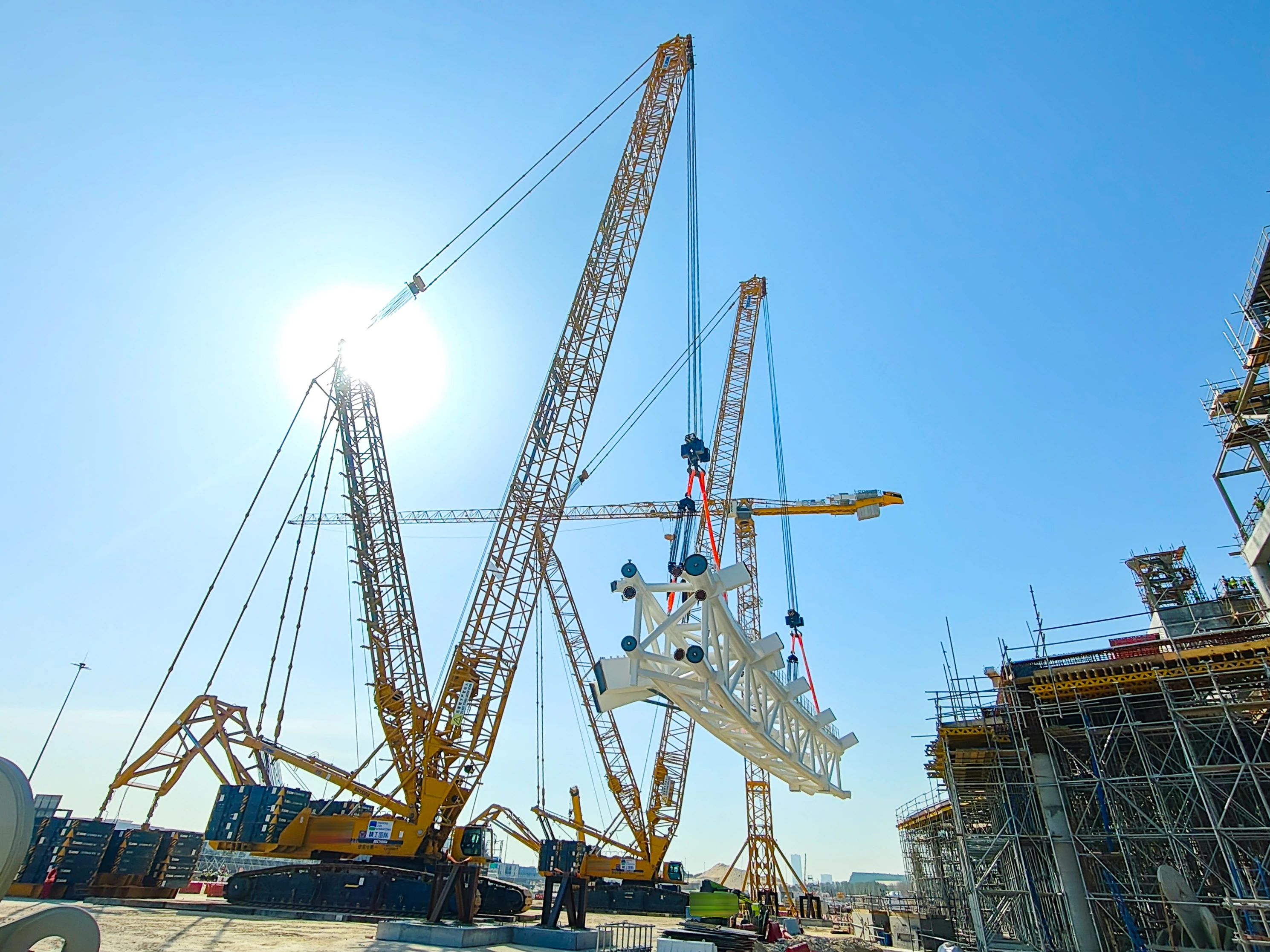 毫米级精度托举天下杯梦想——至尊国际履带起重机奋战沙特！