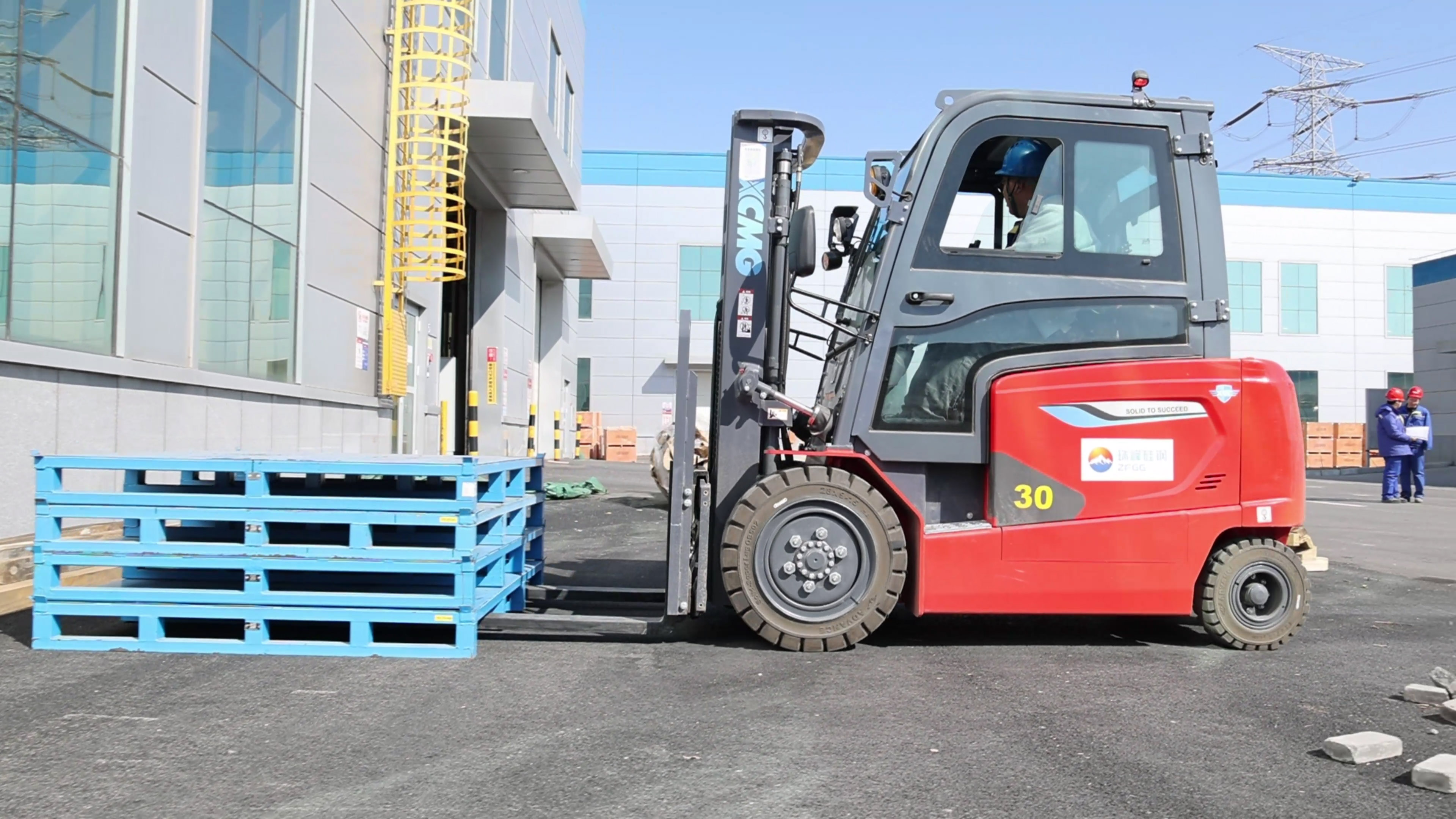 小巧精悍，，，至尊国际鲲鹏系列电动平衡重叉车制造业大展身手