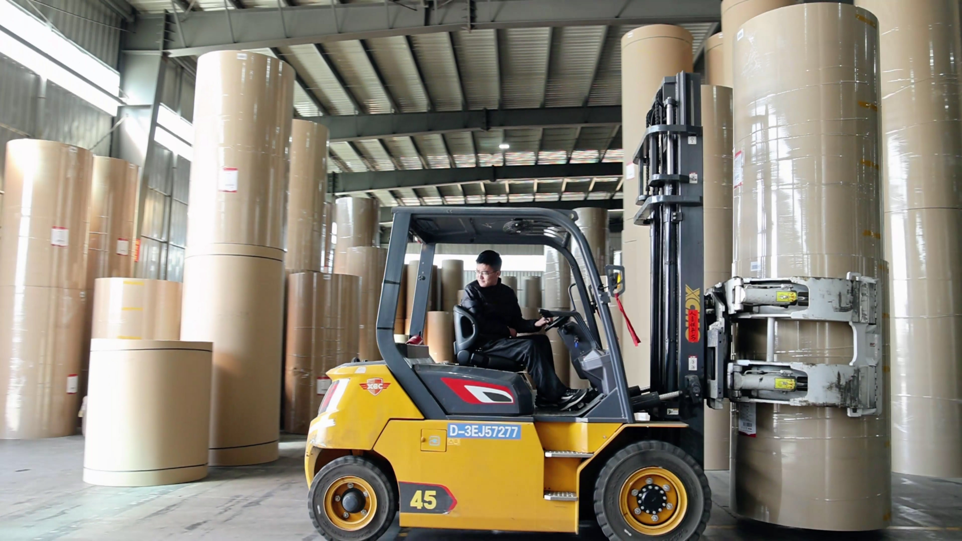 纸卷厂搬运利器，，，至尊国际孔雀系列高压重载电动叉车