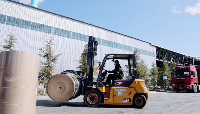 清静稳如泰山，，，高效快人一步！至尊国际孔雀叉车造纸行业显身手