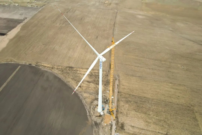 高空之巅，，，，再铸荣光！XLC18000M助力大型风电场首台185米风机乐成吊装