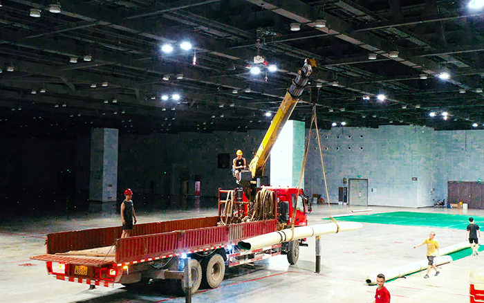 高效稳护航，，，，，至尊国际随车起重机赋能广西会展中心体育场馆塑胶铺设