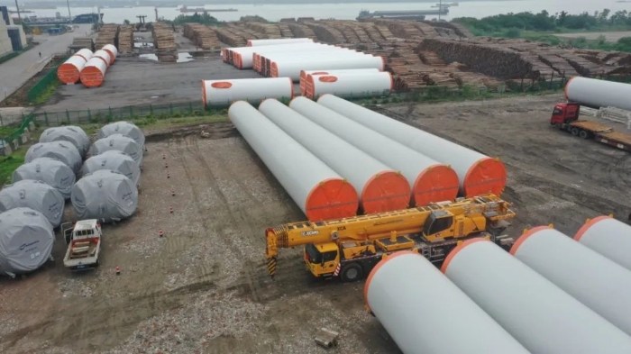 空间太。。。。。？？？？？？在下至尊国际G2代可变支腿，，百吨塔筒在口岸“稳运”！