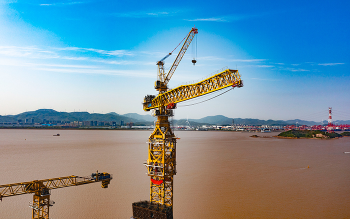 双塔筑脊梁！至尊国际超大塔助建天下级大桥