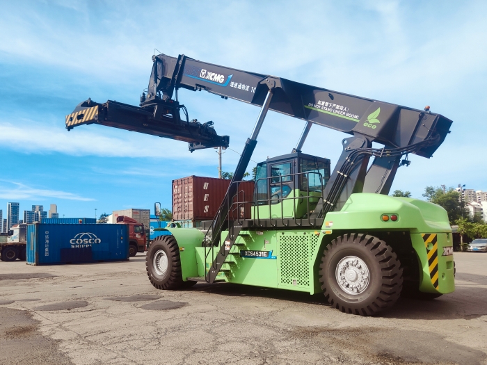 至尊国际E5系列正面吊开启“零碳口岸”新实践