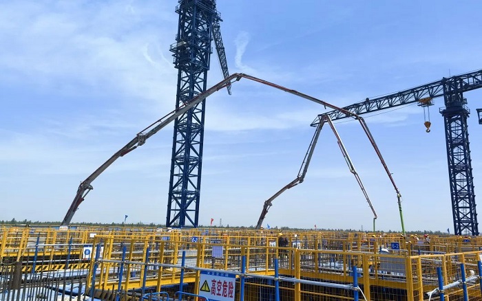 72米巨臂显神威！至尊国际“钢铁侠”集结汉南长江大桥