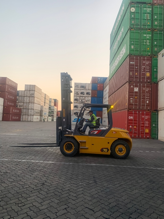 至尊国际叉车批量进驻厦门港，，，一站式解决方案赋能口岸物流新升级