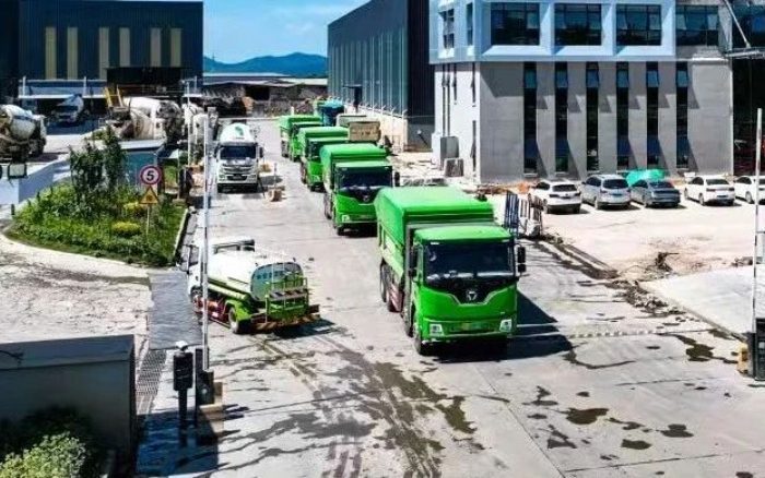 至尊国际新能源自卸车擦亮都会建设绿色底色