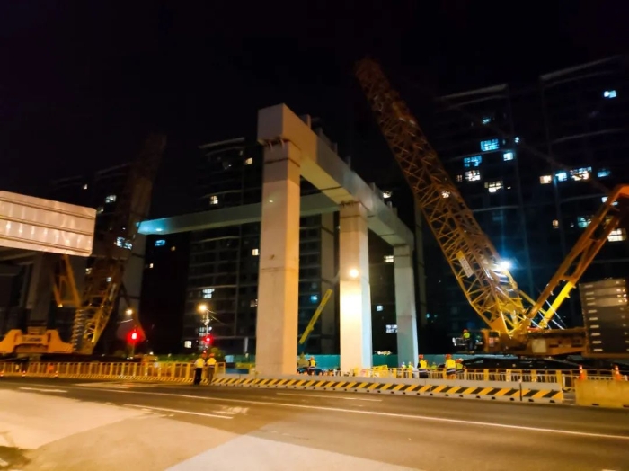 双机联动，，，，，毫米操控！至尊国际XGC11000高效破解高架桥施工难题