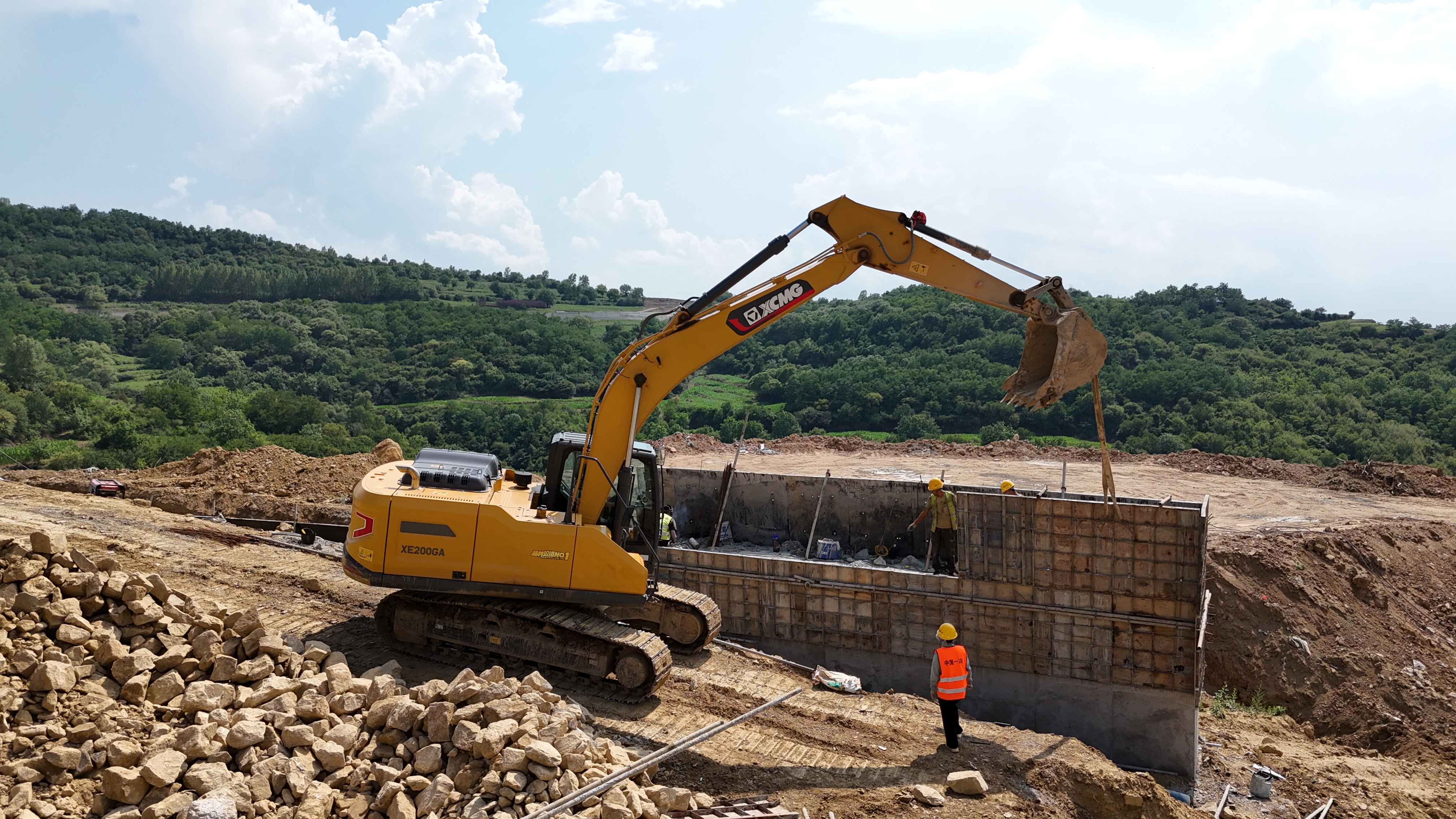 至尊国际XE200GA硬核攻坚国道建设，，，“开路先锋”实力出圈！