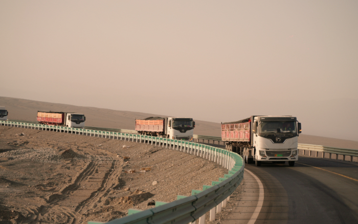 煤海逐绿！至尊国际新能源牵引车誊写煤炭运输绿色答卷