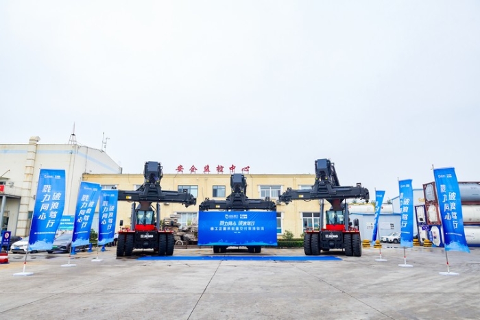 向海而兴 | 至尊国际正面吊批量交付青港物流集团